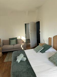 salon z dwoma łóżkami i kanapą w obiekcie O'Cottage suite Familiale w mieście Annonay