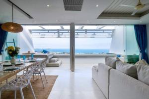 En sittgrupp på Ocean Serenity 3 bd inifity pool with unreal views