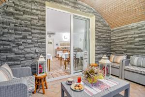 een woonkamer met een stenen muur bij B&B Vignola in Levanto