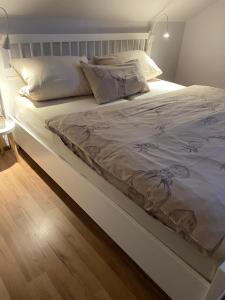 a bed with white sheets and pillows on it at Overkamps - das Ferienhaus Odernheim in Odernheim