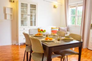a dining room table with chairs and fruit on it at Stay In Calm Beach in Santa Pola