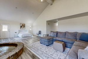 a large living room with a couch and a tub at North Forth Ranch in Gravette +20 photos