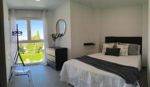 Ένα ή περισσότερα κρεβάτια σε δωμάτιο στο Casa con jardín, aparcamiento