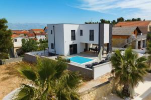 an aerial view of a house with a swimming pool at Vila Beny in Vir