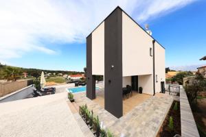 a house with a black and white facade at Vila Beny in Vir