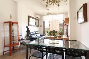 Χώρος καθιστικού στο Cozy Apartment near Fira Gran Via with AC