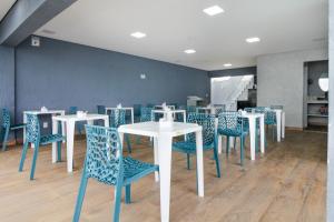 Restaurace v ubytování VELINN Pousada Angra Sunset