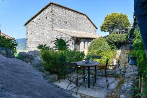 a table and chairs in front of a building at Rifugio sotto la torre 2 in Olevano Romano