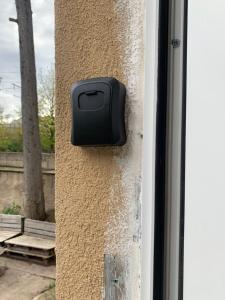 a black door sensor on the side of a building at Studio proche auditorium et centre-ville in Dijon