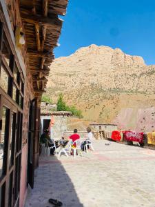 Nespecifikovaný výhled na hory nebo výhled na hory při pohledu z penzionu