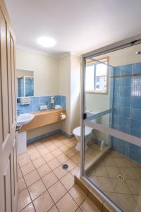 Villa Mirasol Motor Inn tesisinde bir banyo