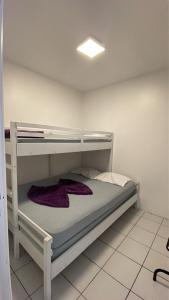 a small bedroom with a bunk bed in a room at Triplex White em Caiobá-Matinhos-Pr a 200 mt do mar in Matinhos