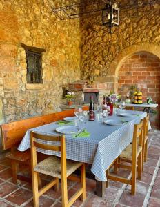einen Tisch mit Stühlen und eine Flasche Wein darauf in der Unterkunft Casona histórica del S XVII en Novales in Novales