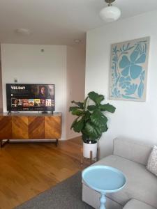 Gallery image of Lovely One-Bedroom Apartment with Pool, Hot Tub, and Gym in the Heart of Downtown, skytrain 3min away in Vancouver