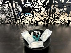 une assiette noire avec une paire de chaussures sur une table dans l'établissement HolidayHome Apartments I Spacious 130qm Apartment Near Berlins Top Sights, à Berlin