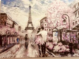 a painting of a couple in front of the eiffel tower at Pension Rosenhof am Bahnhof in Forst