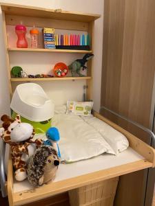 Litera con animales de peluche en un estante en Kids' Home, en Trieste