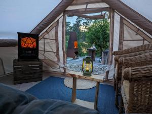 a room with a tent with a stove in it at Vristulvens Glamping in Mariestad
