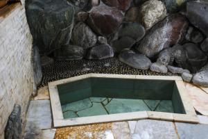 箱根的住宿－福住樓，一堆岩石前的水池