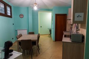 a kitchen and dining room with a table and chairs at B&B La Piazzetta in Boiano