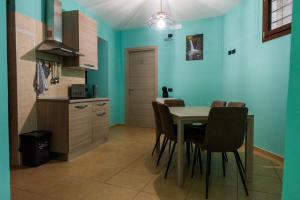 a kitchen and dining room with a table and chairs at B&B La Piazzetta in Boiano