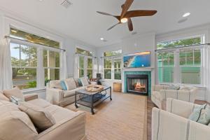 Χώρος καθιστικού στο 30A Home with Two Community Pools, Tennis Courts, and Golf Cart