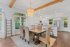 Η κουζίνα ή μικρή κουζίνα στο 30A Home with Two Community Pools, Tennis Courts, and Golf Cart