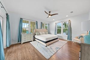 Ένα ή περισσότερα κρεβάτια σε δωμάτιο στο 30A Home with Two Community Pools, Tennis Courts, and Golf Cart +44 φωτογραφίες