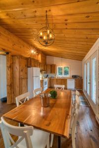 Η κουζίνα ή μικρή κουζίνα στο Chalet Le Cozy, Spa et Sauna