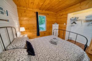Ένα ή περισσότερα κρεβάτια σε δωμάτιο στο Chalet Le Cozy, Spa et Sauna