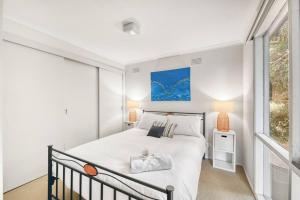 Un dormitorio blanco con una cama y una ventana. en Family Moments, en Anglesea