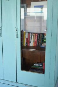 een weerspiegeling van een boekenplank vol boeken bij Bluff Vista in Ocean Grove