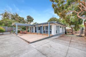 una imagen de una casa con una gran terraza en Family Moments, en Anglesea