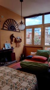 salon z zieloną kanapą i oknami w obiekcie Lemon Tree Terrace w mieście Neapol