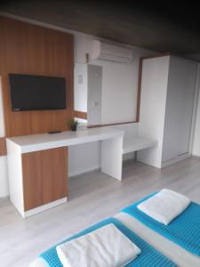TV a/nebo společenská místnost v ubytování Esmeralda Butik Hotel
