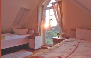 ティンメンドルフにあるHaus Vierjahreszeiten 1の窓のある部屋にツインベッドが2台