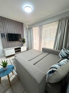 Μια τηλεόραση ή/και κέντρο ψυχαγωγίας στο Modern 1 bedroom flat in Bloemfontein