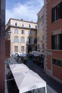 eine Gruppe von Zelten vor einem Gebäude in der Unterkunft Perduta a Rome in Rom