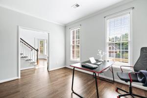 un bureau avec un bureau et des chaises dans une pièce blanche dans l'établissement Relaxing home close Six Flag 21 miles to airport, à Mableton