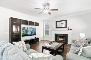 un salon avec un canapé et une cheminée dans l'établissement Relaxing home close Six Flag 21 miles to airport, à Mableton