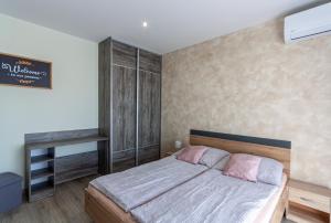 Posteľ alebo postele v izbe v ubytovaní Apartmány Katalin