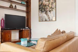 Una televisión o centro de entretenimiento en Chic 1-BR Loft Nestled Between Dupont & Logan