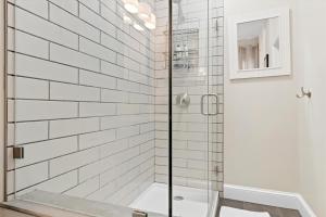 una ducha con puerta de cristal en un baño en Chic 1-BR Loft Nestled Between Dupont & Logan, en Washington
