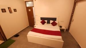 Una cama o camas en una habitación de Hotel Chandigarh Elite