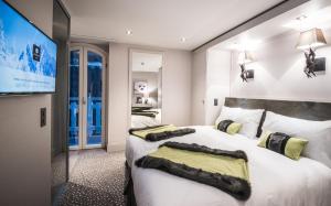 Rúm í herbergi á Hôtel Le White - Le 42 Restaurant