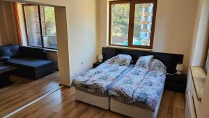 Ένα ή περισσότερα κρεβάτια σε δωμάτιο στο Апартамент Николови Пампорово