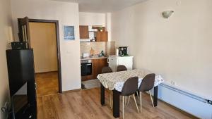 Η κουζίνα ή μικρή κουζίνα στο Апартамент Николови Пампорово