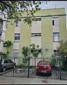 een rode auto geparkeerd voor een gebouw bij Apartamento na Pituba in Salvador