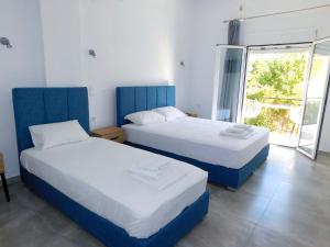 Postel nebo postele na pokoji v ubytování Κωνσταντίνος Έλενα Studios + 24 fotografií