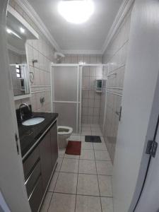 Koupelna v ubytování Apto central e pertinho do mar, melhor localização